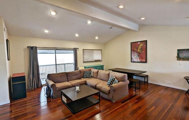 Beautiful 2bed + 2bath Condo located on a Mature Tree-lined Street in the Heart of Santa Monica.