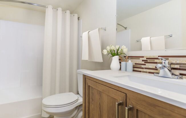 2 beds, 1 bath, 760 sqft, $1,210, Unit 2042