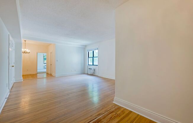 Woodley Park 1BR 1BA Plus Den Across from the Zoo is Move-in Ready! 975 SF!