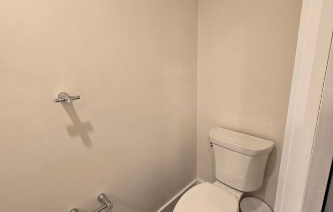 Beautiful modern bright 2 bed 1.5 bath with private patio