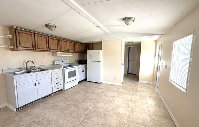 FIRST MONTH'S RENT FREE! 2/1.5 IN SPRINGWOOD PARK