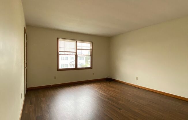 2 beds, 1 bath, $895, Unit APT. 3