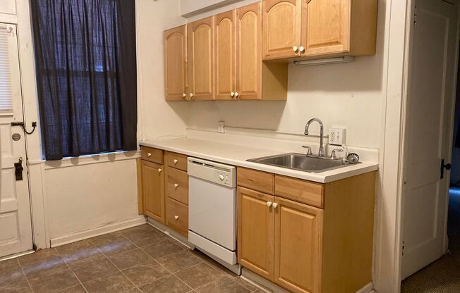 3 beds, 1.5 baths, $2,100, Unit 905 Maryland Apt 2