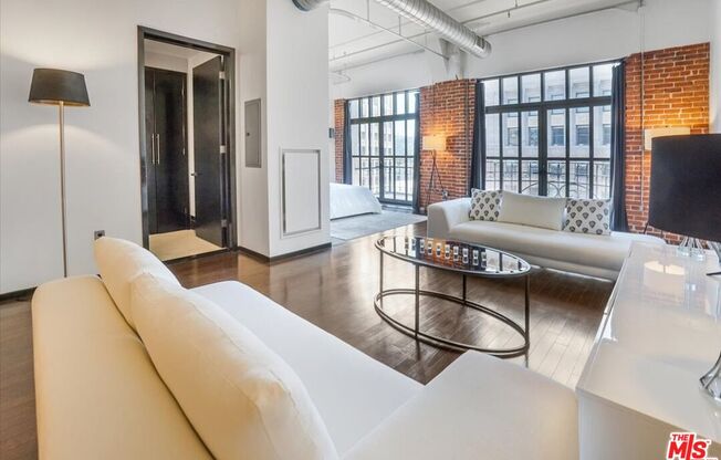 1 bed, 1 bath, 1,000 sqft, $5,000, Unit 905