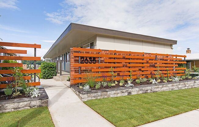 Back Nine Apartments - Located on the west slope of Queen Anne