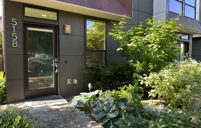 Charming and Bright: Rooftop Deck, Greenlake Proximity, and Easy Commuting, small pets welcome