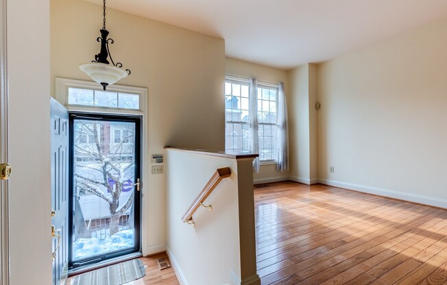 Stately Upgraded Townhouse 2 miles to Crystal City Metro!!