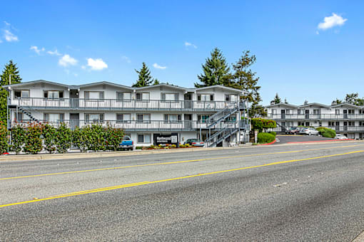 Exterior Landscape at Kentwood Apartments, Kent, WA