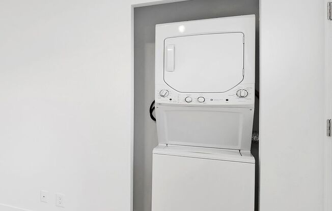 2 beds, 1 bath, 800 sqft, $1,745, Unit 7