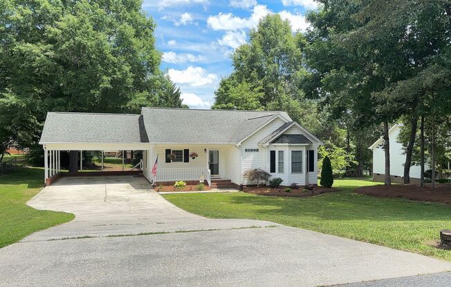 Beautiful 3 bedroom 2 bathroom house in great neighborhood available now!