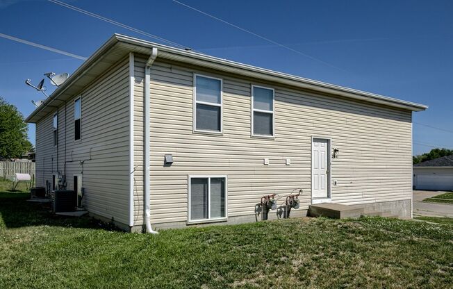 Spacious Duplex Close to Schools, UNL, Haymarket, and I-80 TOTALLY REMODELED