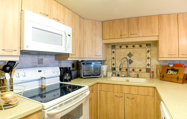 Stunning Fort Myers Condo with Water Views! Available 09/01/2025