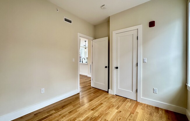 2 beds, 1 bath, $4,800, Unit 5R