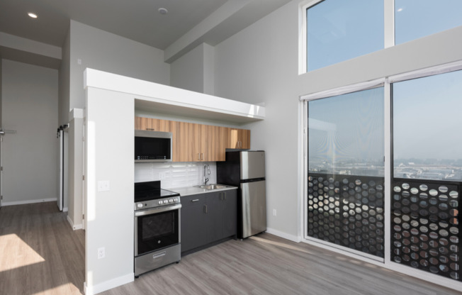 Studio, 1 bath, 287 sqft, $1,299, Unit Ellis 1909 Unit 209