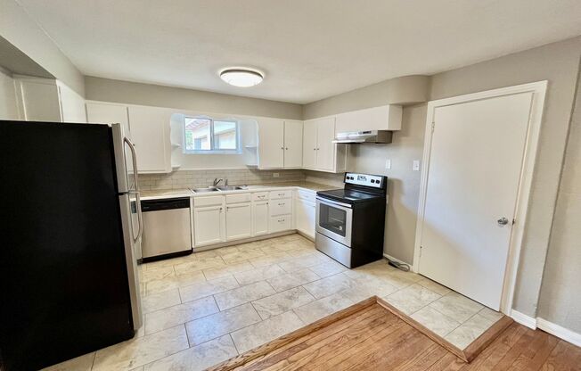 Pre-Leasing - 2 bed 1 bath Close to Tech!