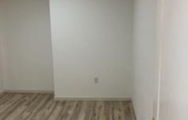 2 beds, 1 bath, $1,200, Unit 103