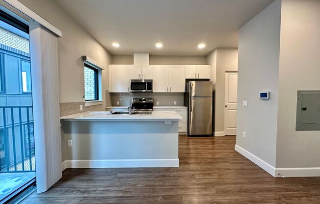 Studio, 1 bath, 327 sqft, $1,550, Unit 430 Simmons #304