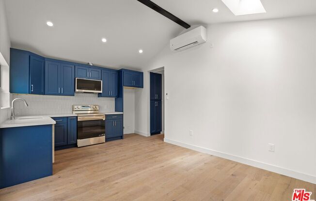 3792 1/2 S VAN NESS AVE