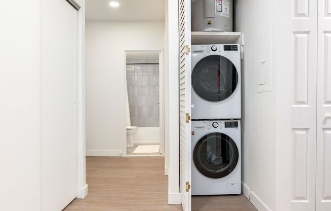 2 beds, 1 bath, 729 sqft, $2,016, Unit A-302