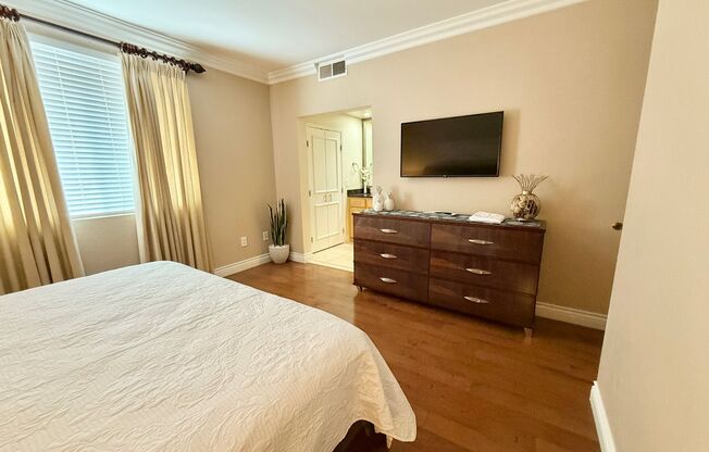 2 beds, 2 baths, $2,400, Unit # 206