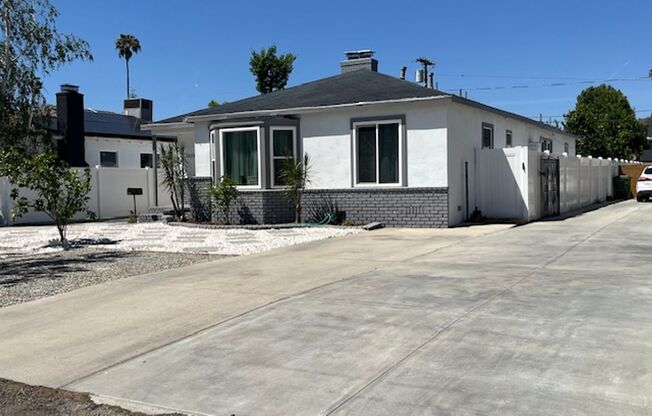 *Special $500 Off The First Month's Rent * Beautiful Pool Home in Prime Van Nuys Location