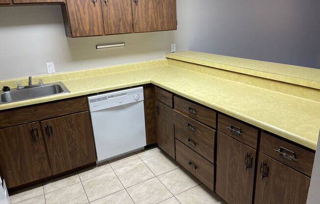 3 beds, 1 bath, 1,125 sqft, $800, Unit CC-735-5B