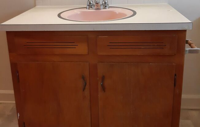 2 beds, 1 bath, 903 sqft, $1,250, Unit B-3