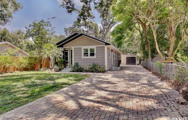 Beautiful 3/2 Spacious Home Located in the Charming City of Mount Dora!