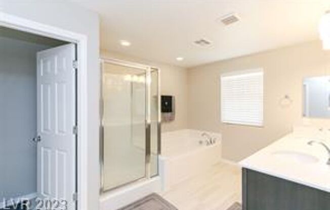 3 Bedroom townhome near Henderson Hospital.  Galleria Mall, Sunset Station and many restaurants within a 2 mile radius