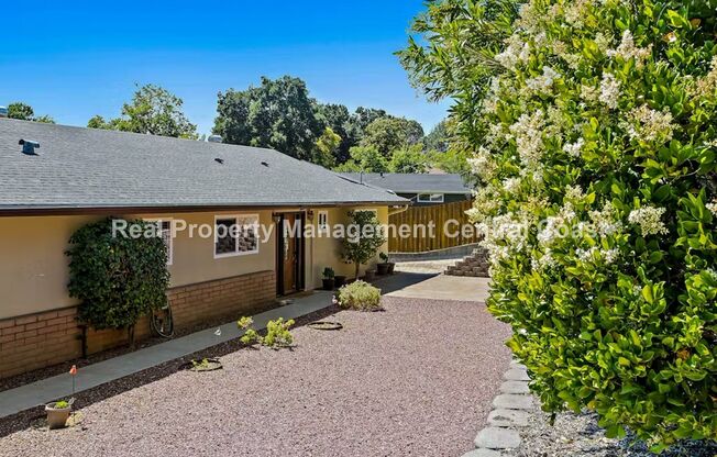 AVAILABLE NOVEMBER - 3 bed / 2 bath Atascadero Home