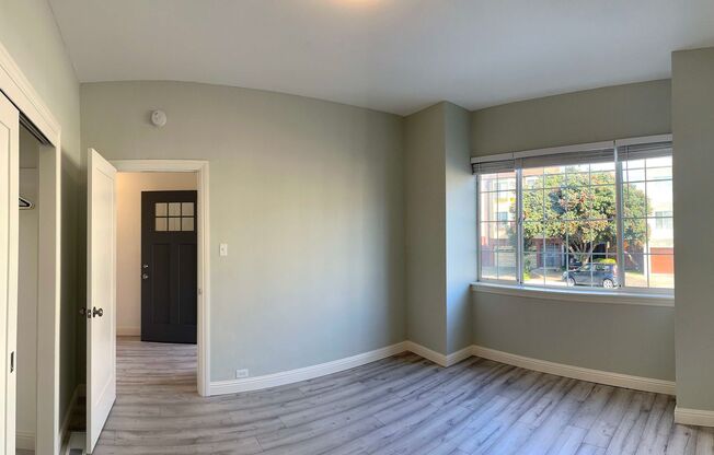 TOTAL REMODEL LARGE 2BR/2BA 1250sf w Parking/Patio/Yard Sea Cliff AVAILABLE NOW
