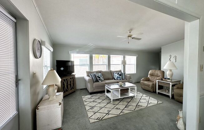 SEASONAL RENTAL CLOSE TO BEACHES, SHOPPING, AND DINNING!