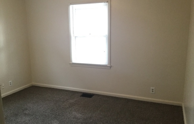 3 beds, 1 bath, $1,095