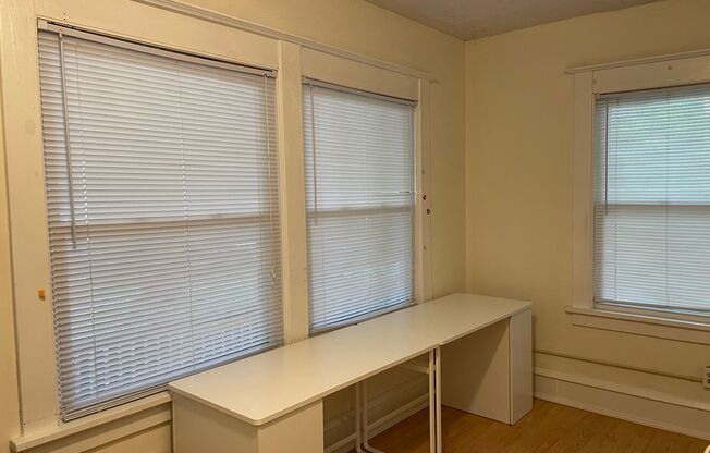 2 beds, 1 bath, $1,195, Unit 712 W Illinois #2