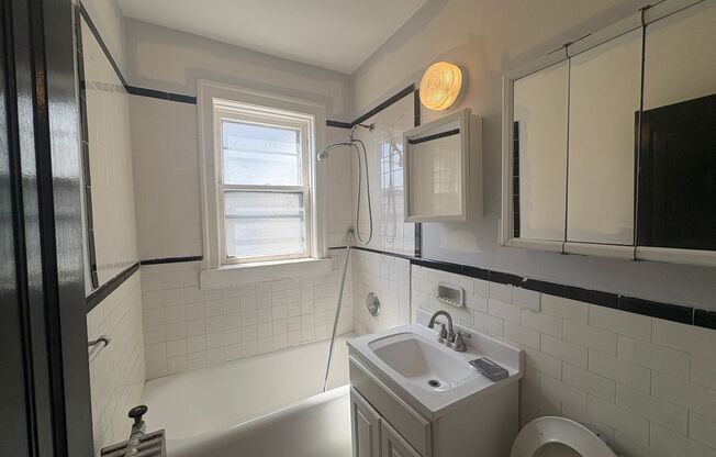1 bed, 1 bath, $1,595, Unit 605