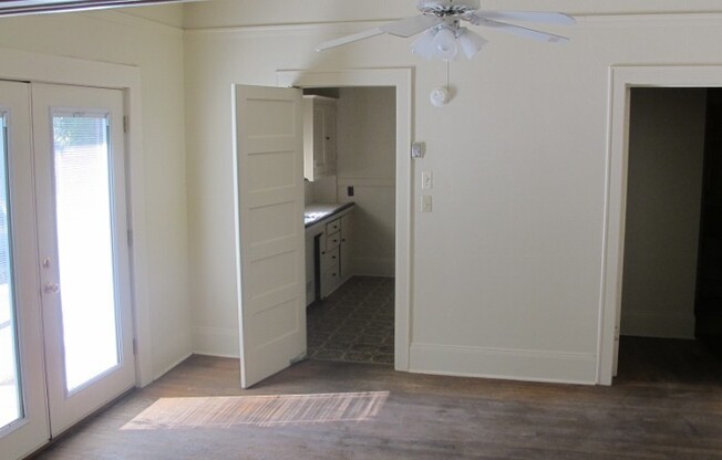 2 beds, 1 bath, $1,395, Unit A