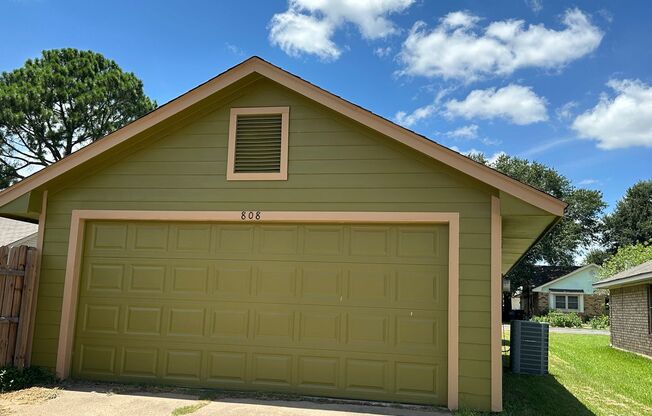 3 bed/2 bath home walking distance to Wolf Pen Creek Park!