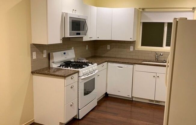 Charming SE Portland 3-Bedroom Home with Granite Kitchen, Gas Range, Garage & Private Yard
