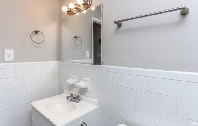 2 beds, 1 bath, 850 sqft, $899, Unit K2