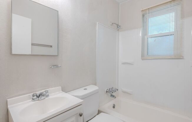 2 beds, 1 bath, 770 sqft, $1,100, Unit A4