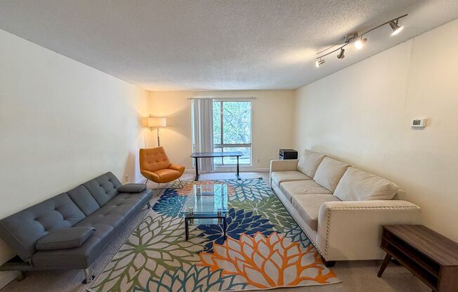 2 beds, 1 bath, $1,200, Unit Unit J-22