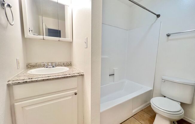 2 beds, 1.5 baths, 800 sqft, $1,085, Unit Unit 2