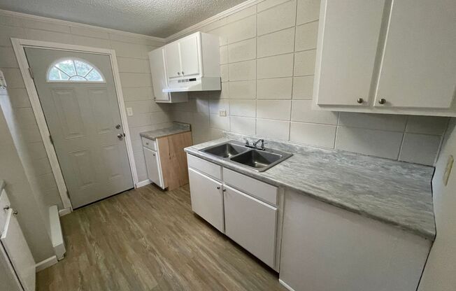 3 beds, 1 bath, $895, Unit McBrayer Street Towns Unit 35