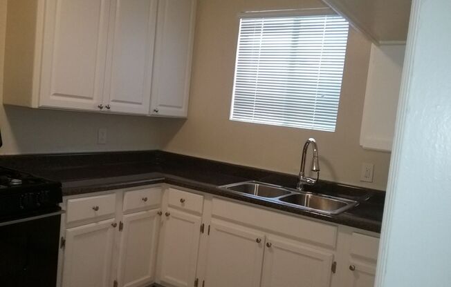 2 beds, 1 bath, 853 sqft, $1,900