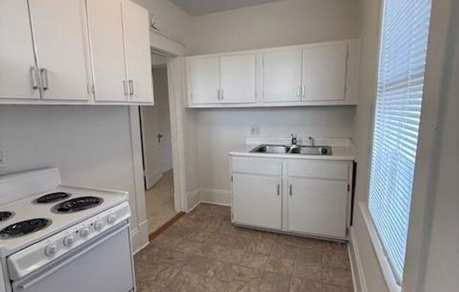 2 beds, 1 bath, $1,595, Unit APARTMENT B