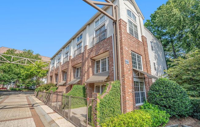 2 bdrm, 2.5 bath Town Home steps away from the beltline and Krog Street Market in Inman Park! Community Pool!