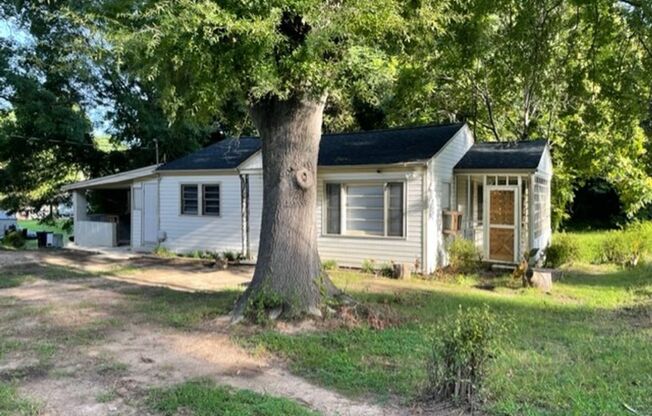 Adorable 2 bedroom 1 bath home . Located in Gastonia