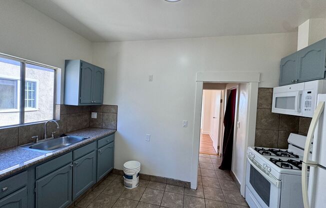 1 bed, 1 bath, $2,000, Unit 2252 1/2