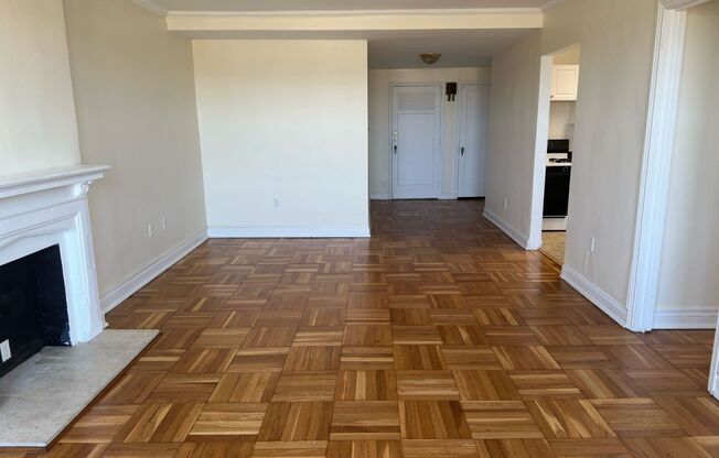 1 bed, 1 bath, 768 sqft, $1,400, Unit Royal York 807