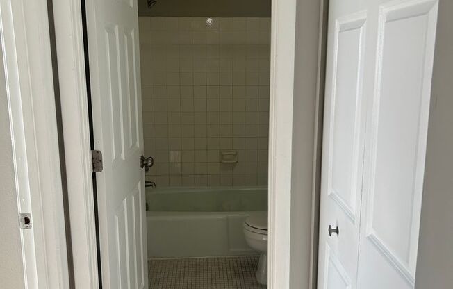 2 beds, 1 bath, 720 sqft, $1,100, Unit 1033305